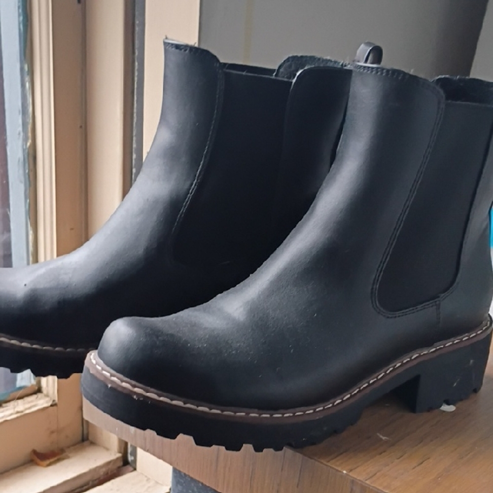 Universal Thread Black Chelsea Ankle Boots with Lug Sole